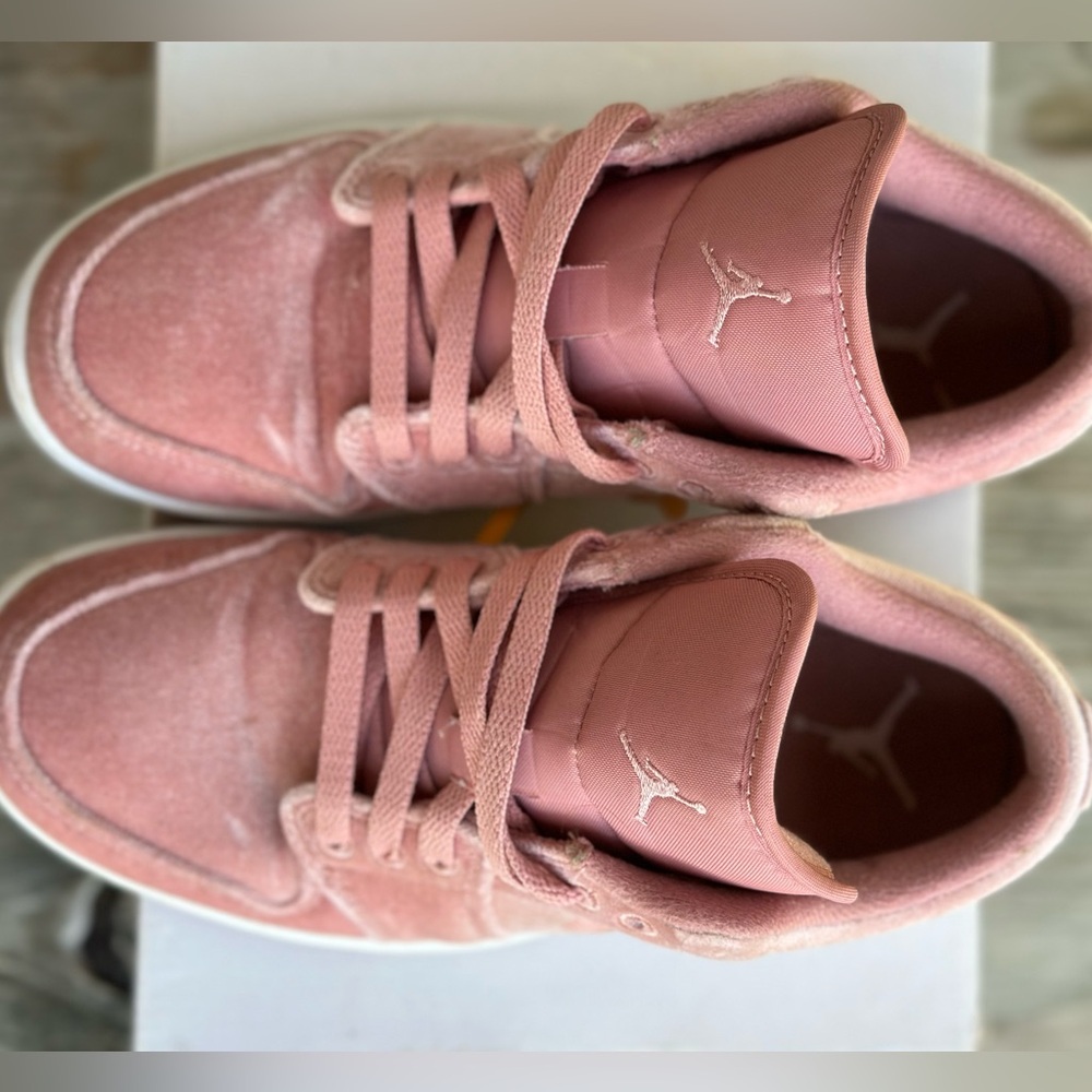 Women’s Air Jordan. Rust Pink. LIKE NEW ✨